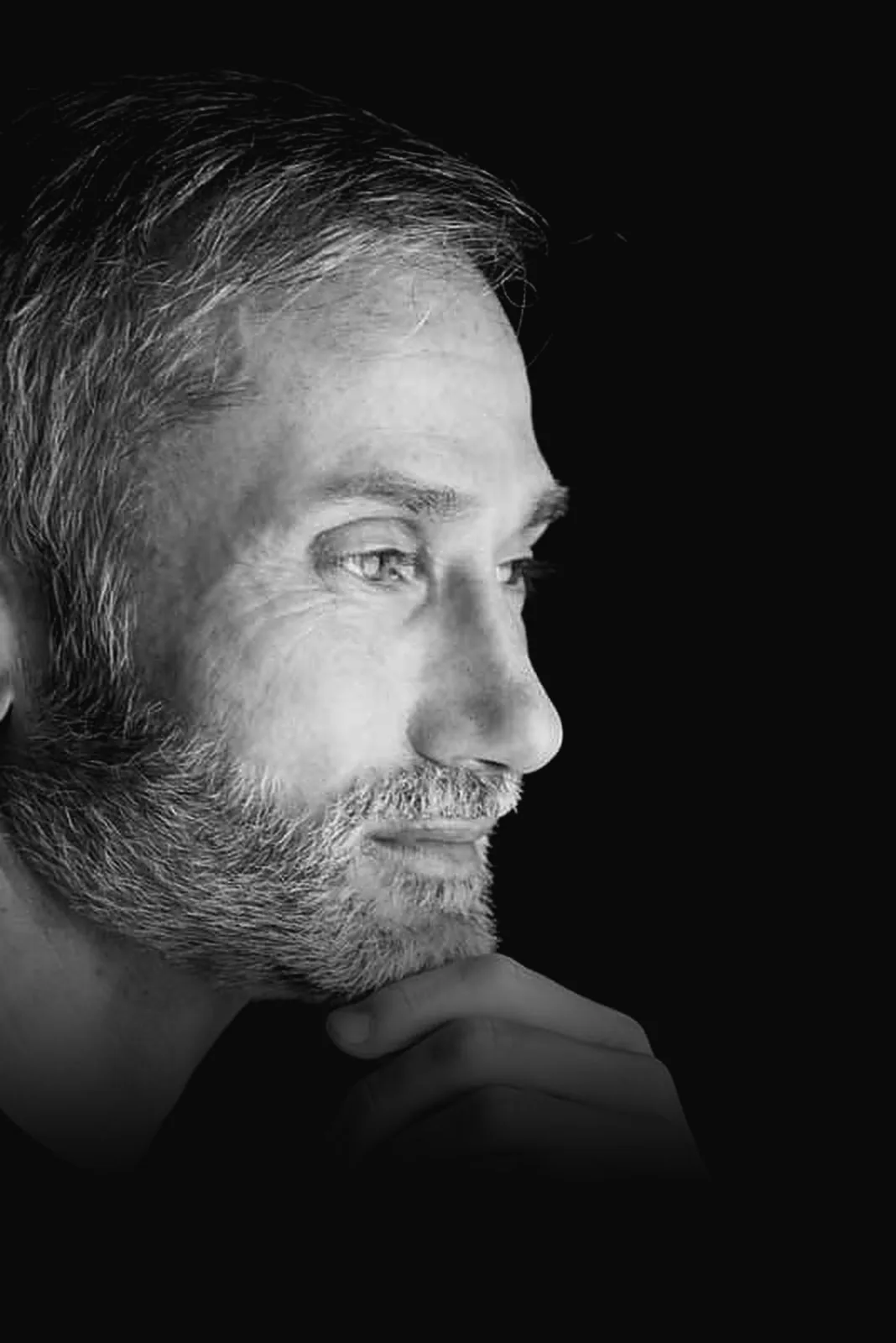 Gianluca Salin, retrato de perfil en blanco y negro